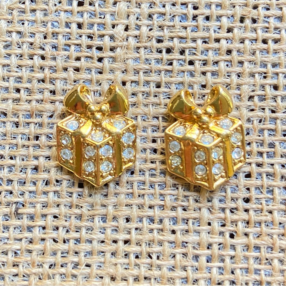 Avon pierced post earrings goldtone gifts presents boxes with bows rhinestones
